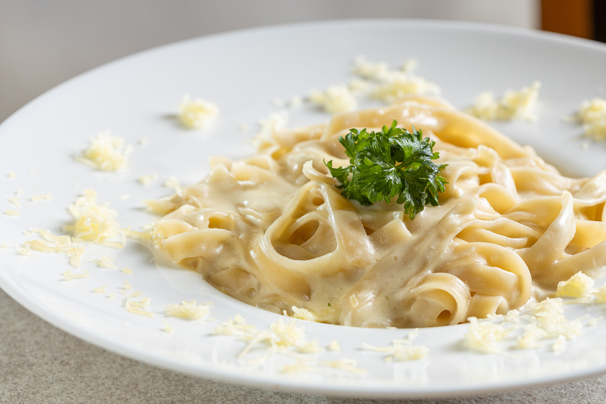 Penne ou Talharim ao molho de Quatro Queijos 